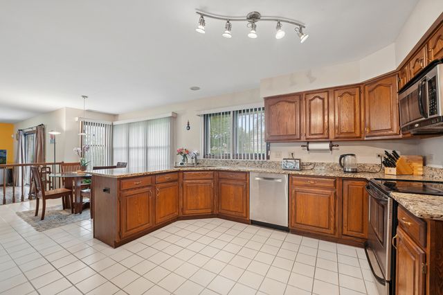 837 Heatherstone Drive, Schaumburg, IL 60173