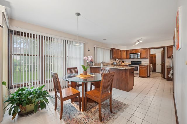 837 Heatherstone Drive, Schaumburg, IL 60173