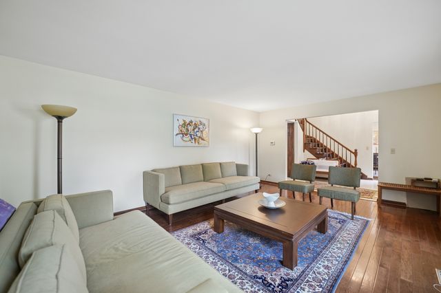 837 Heatherstone Drive, Schaumburg, IL 60173