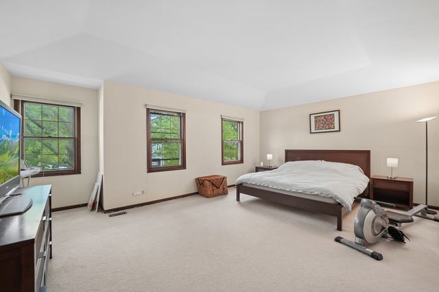 837 Heatherstone Drive, Schaumburg, IL 60173