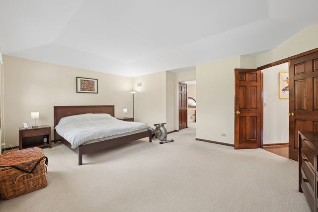 837 Heatherstone Drive, Schaumburg, IL 60173