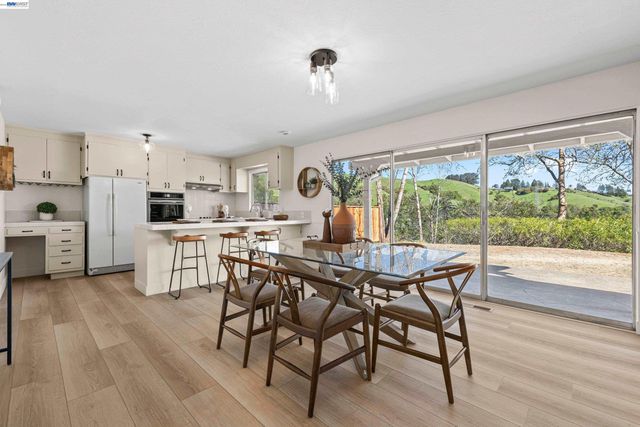 121 Ardith Dr, Orinda, CA 94563