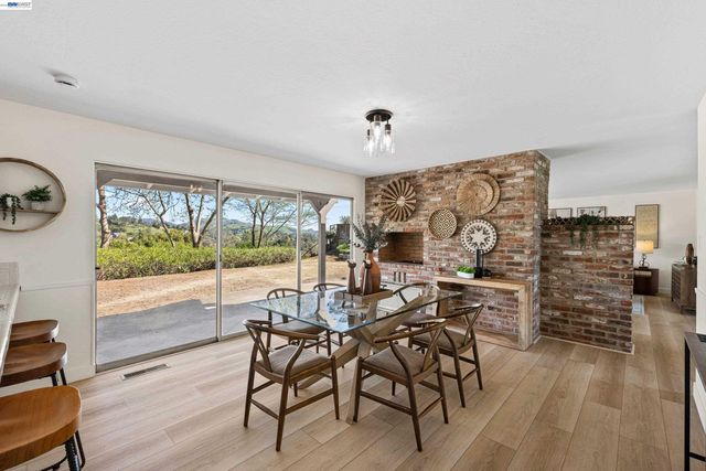 121 Ardith Dr, Orinda, CA 94563