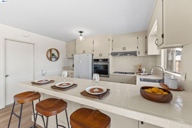 121 Ardith Dr, Orinda, CA 94563