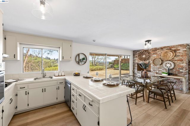 121 Ardith Dr, Orinda, CA 94563