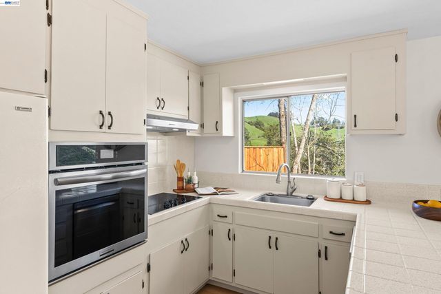 121 Ardith Dr, Orinda, CA 94563