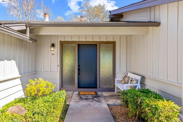 121 Ardith Dr, Orinda, CA 94563