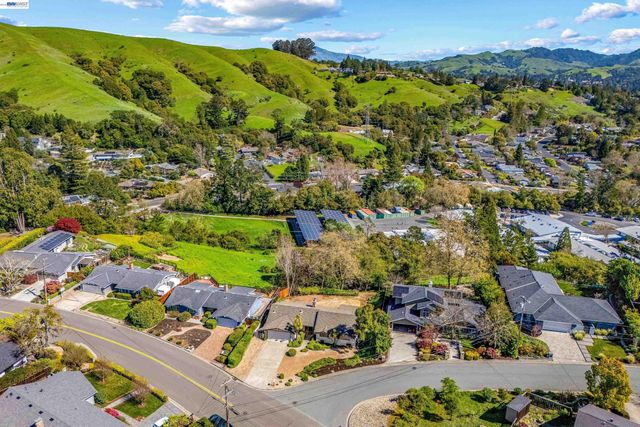 121 Ardith Dr, Orinda, CA 94563
