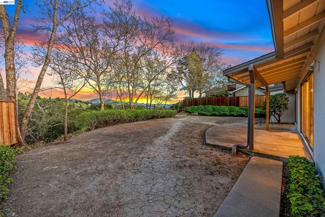 121 Ardith Dr, Orinda, CA 94563