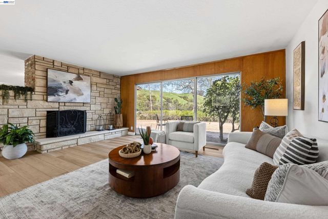 121 Ardith Dr, Orinda, CA 94563