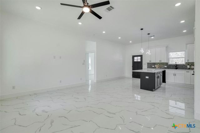 121 Diamond Head Drive, Bastrop, TX 78602