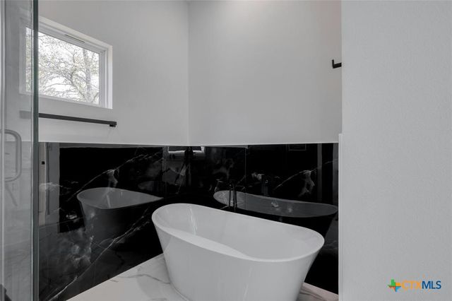 121 Diamond Head Drive, Bastrop, TX 78602