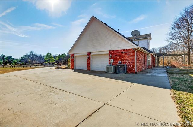 21 Longacre Drive, Ramona, OK 74061