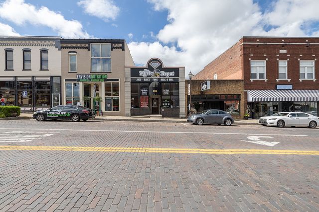 206 W Walnut, Rogers, AR 72756