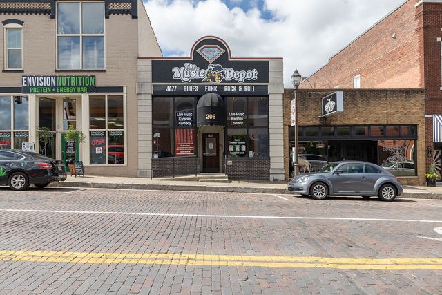 206 W Walnut, Rogers, AR 72756