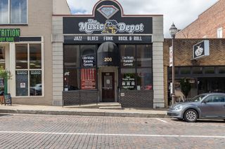 206 W Walnut, Rogers, AR 72756