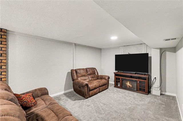 117 SE 2nd Street, Blue Springs, MO 64014