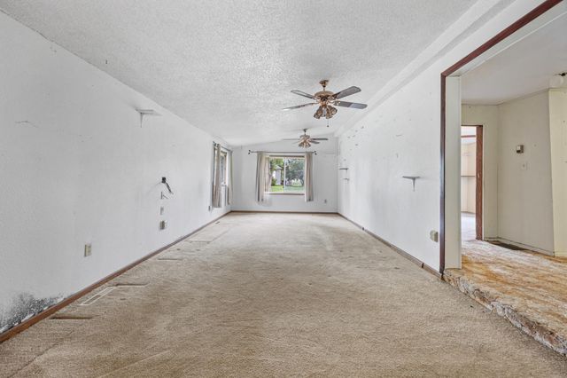 118 2nd Street SW, Hillsboro, ND 58045