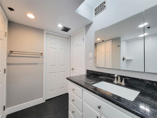 3525 Sage Road 402, Houston, TX 77056