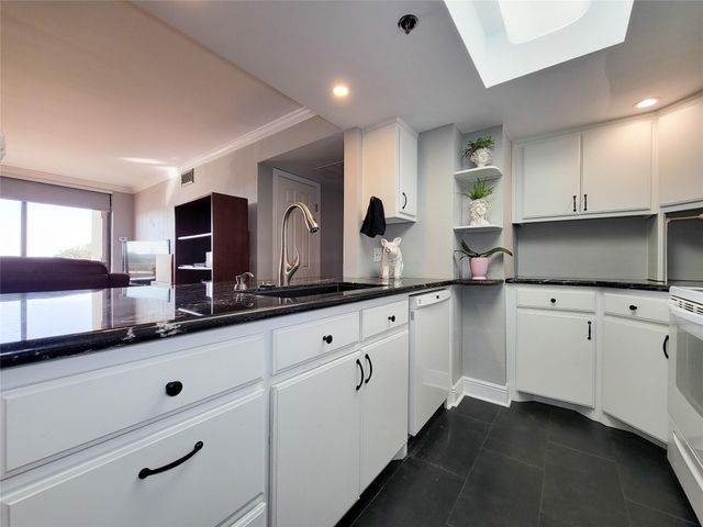 3525 Sage Road 402, Houston, TX 77056