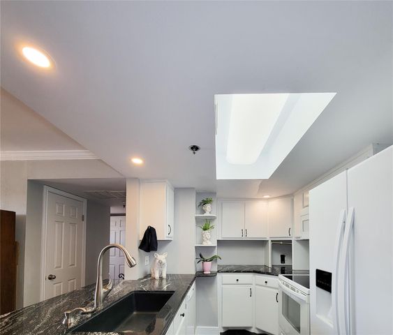 3525 Sage Road 402, Houston, TX 77056