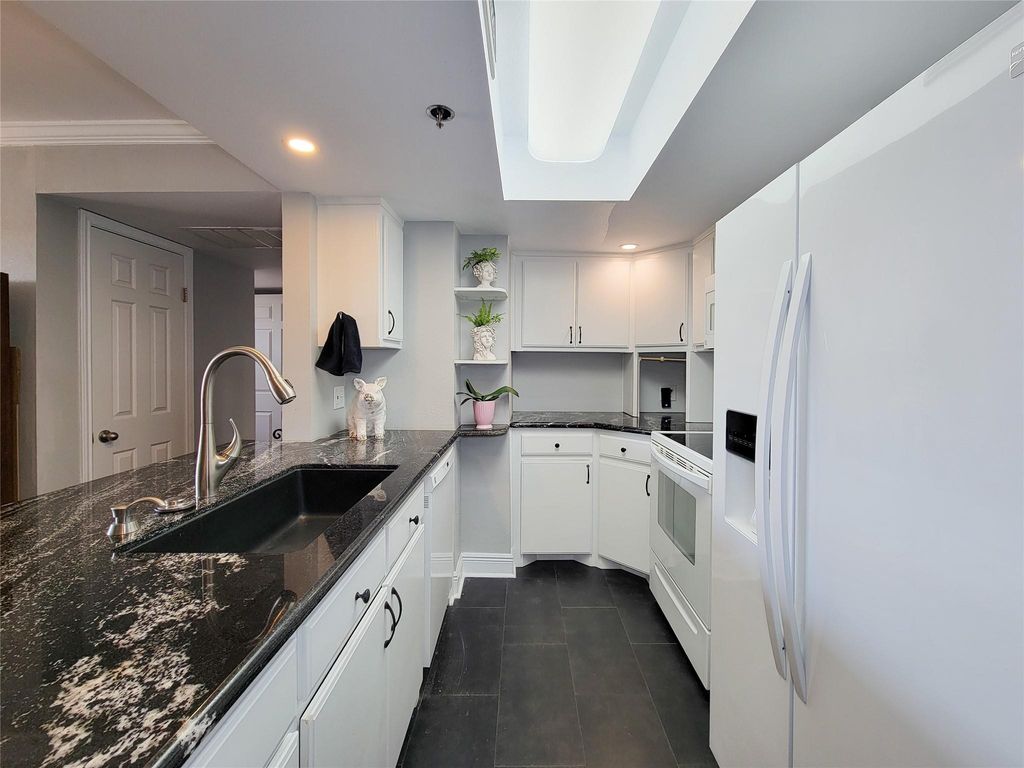 3525 Sage Road 402, Houston, TX 77056