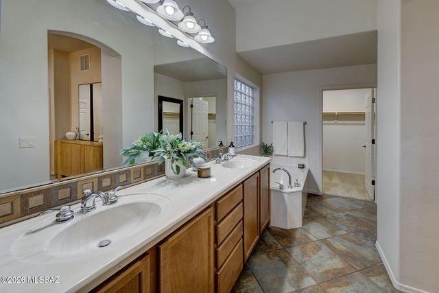 5745 N Winding Woods Place, Tucson, AZ 85718