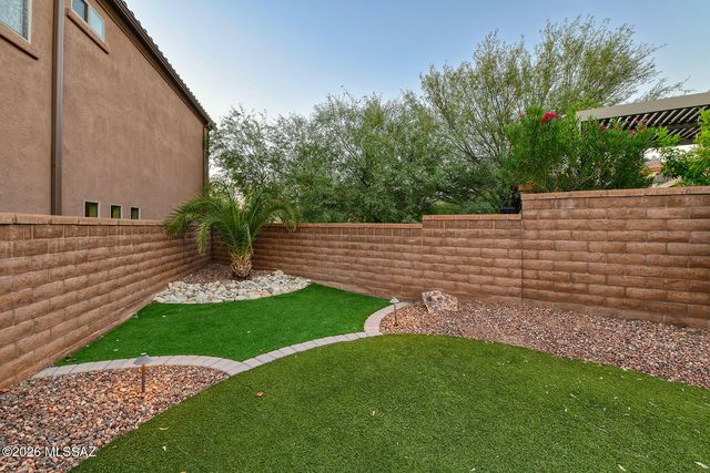 5745 N Winding Woods Place, Tucson, AZ 85718