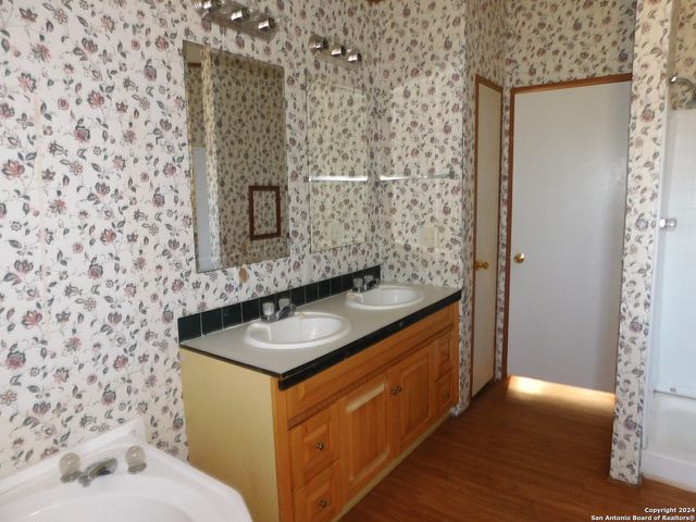 110 CRESTFIELD DR, Pleasanton, TX 78064