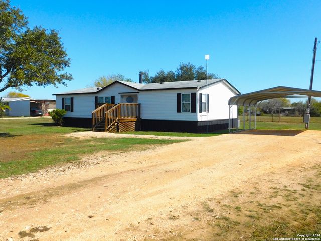 110 CRESTFIELD DR, Pleasanton, TX 78064