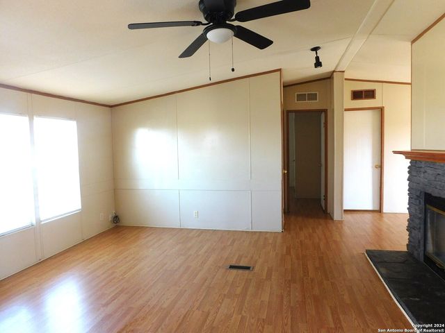 110 CRESTFIELD DR, Pleasanton, TX 78064