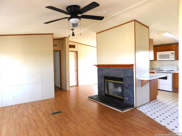 110 CRESTFIELD DR, Pleasanton, TX 78064