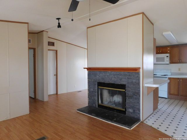 110 CRESTFIELD DR, Pleasanton, TX 78064
