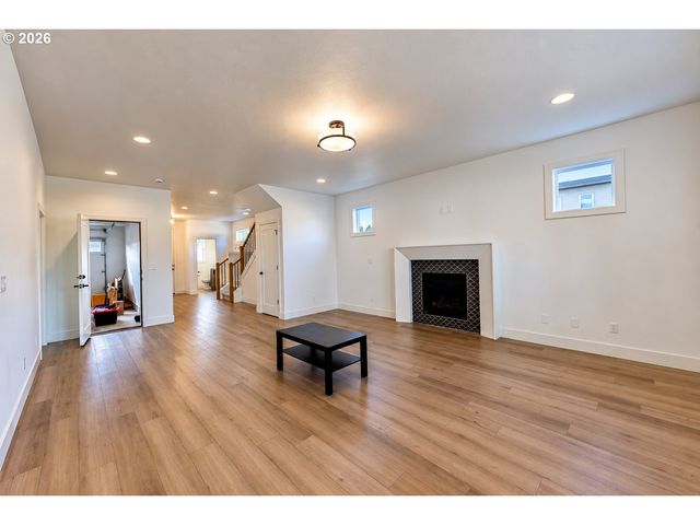 948 Ne 17TH Ave, Canby, OR 97013