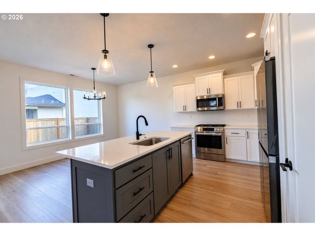 948 Ne 17TH Ave, Canby, OR 97013