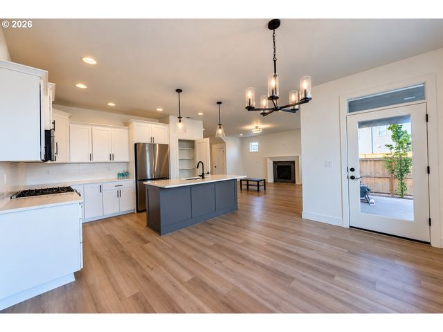 948 Ne 17TH Ave, Canby, OR 97013