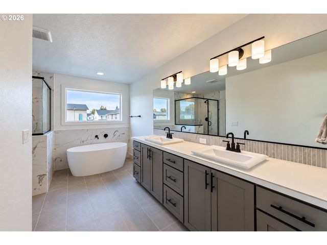 948 Ne 17TH Ave, Canby, OR 97013