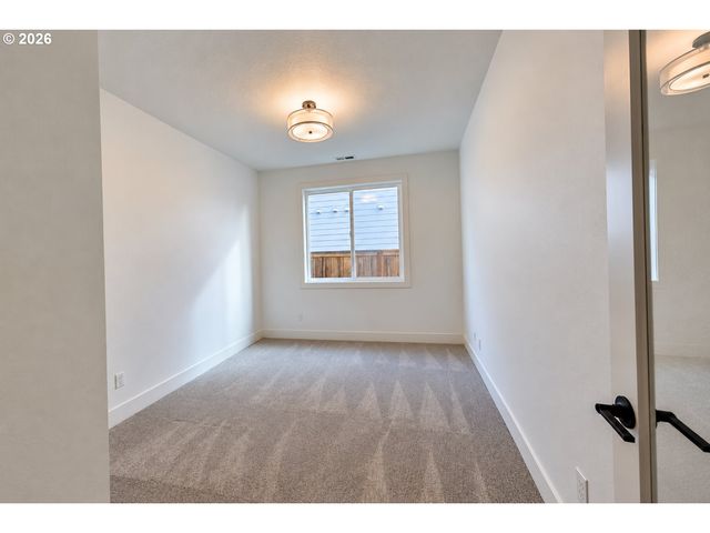 948 Ne 17TH Ave, Canby, OR 97013