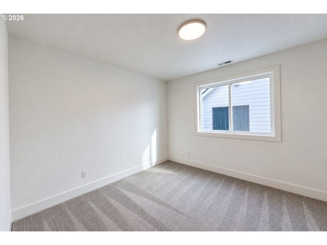 948 Ne 17TH Ave, Canby, OR 97013