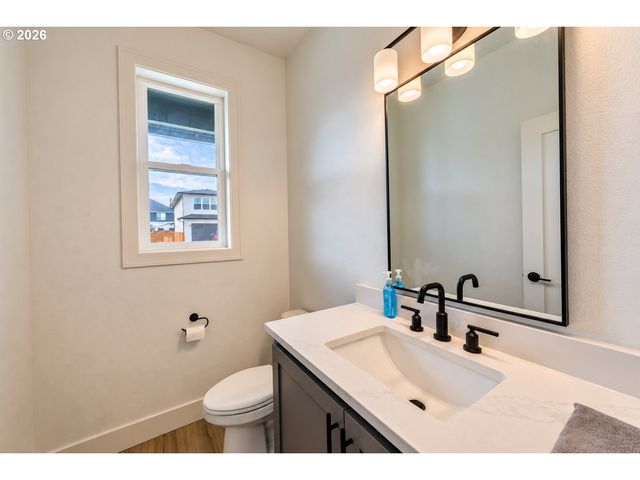 948 Ne 17TH Ave, Canby, OR 97013