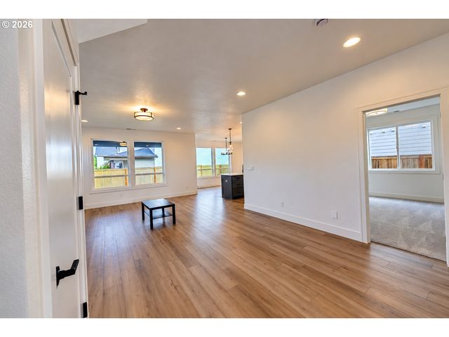 948 Ne 17TH Ave, Canby, OR 97013