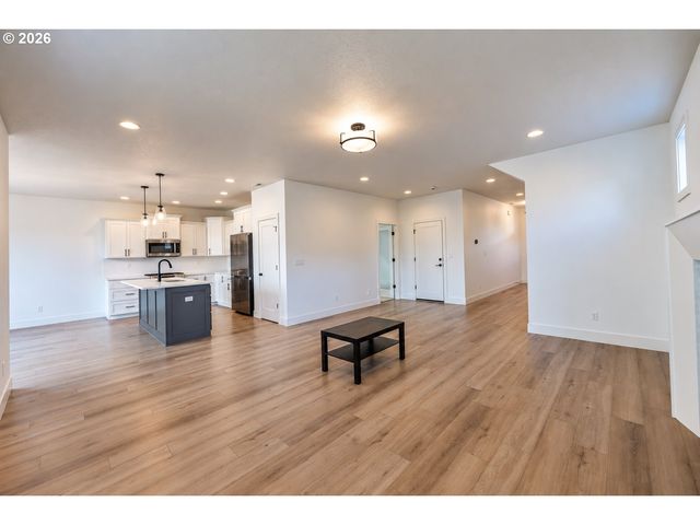 948 Ne 17TH Ave, Canby, OR 97013