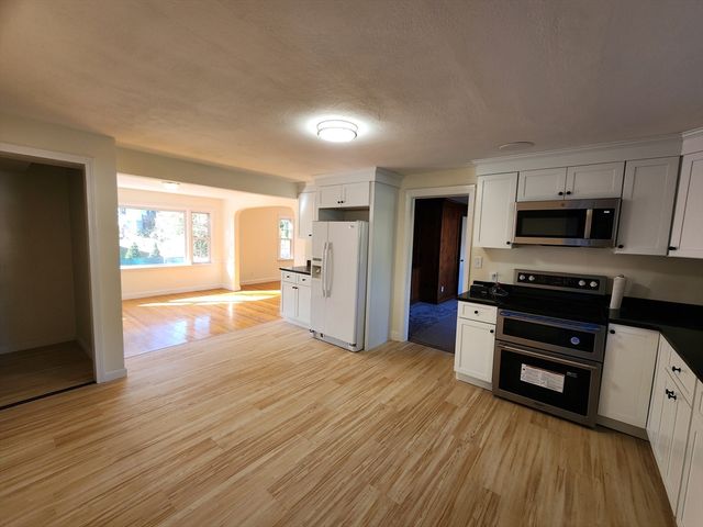 236 Pondview Dr, Springfield, MA 01118