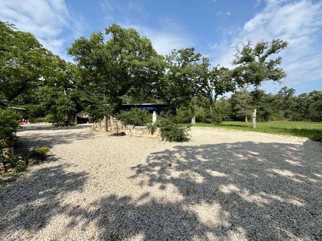 1411 County Road B, Lexington, TX 78947