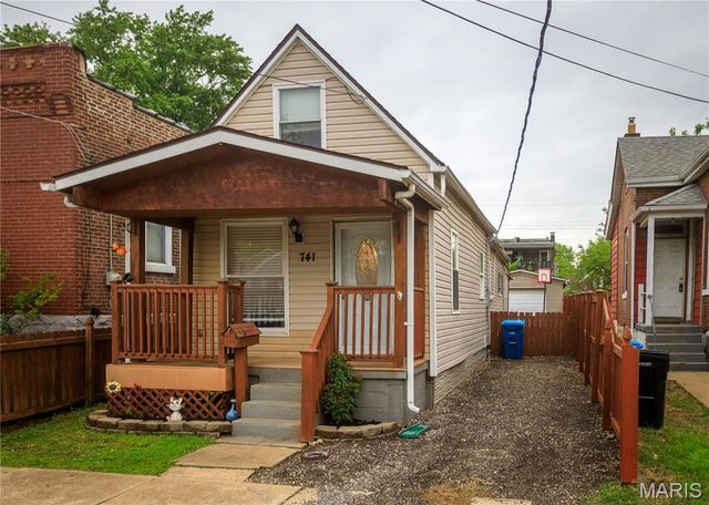 741 Regina Avenue, St Louis, MO 63125