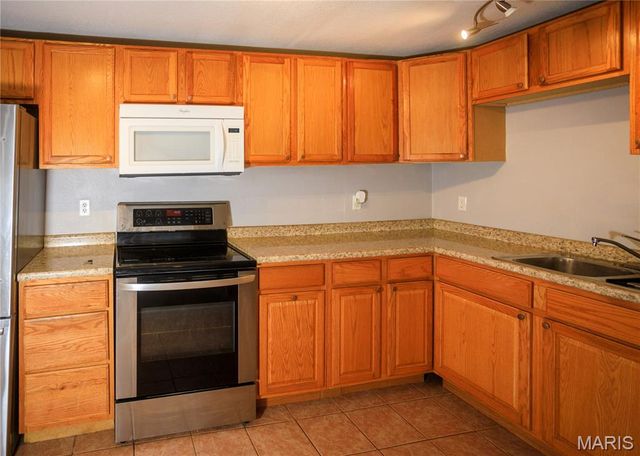 741 Regina Avenue, St Louis, MO 63125