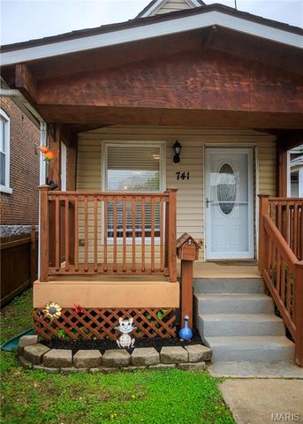 741 Regina Avenue, St Louis, MO 63125