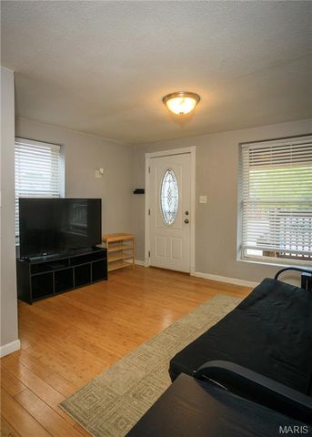 741 Regina Avenue, St Louis, MO 63125