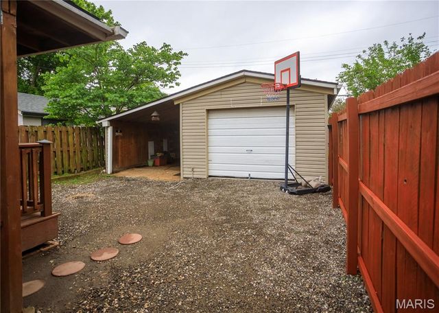 741 Regina Avenue, St Louis, MO 63125