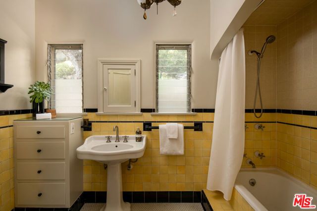 2707 Hermosita Drive, Glendale, CA 91208